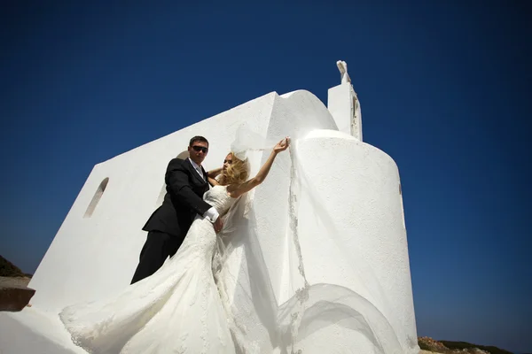 A szép fiatal pár szép nő szép ember találjon a fehér templom, Görögország — Stock Fotó