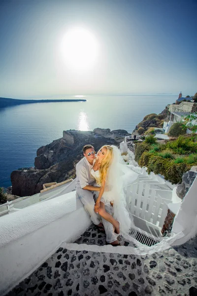 Le beau jeune couple belle femme de bel homme relatif au beau paysage grec — Photo