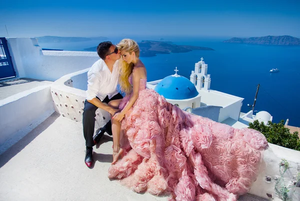 Le beau jeune couple belle femme de bel homme relatif au beau paysage grec — Photo