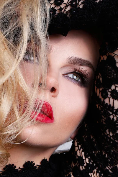 Bela mulher sexy cabelo loiro muito com olhos verdes de lábios vermelhos doces em um penteado sensual com um olhar sexy e maquiagem sexy — Fotografia de Stock