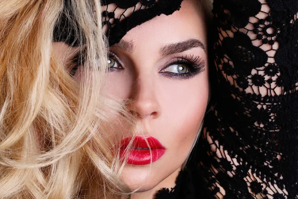 Bellissimi capelli biondi donna sexy molto con occhi verdi di dolci labbra rosse in un'acconciatura sensuale con un look sexy e trucco sexy — Foto Stock