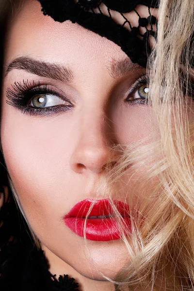 Hermoso cabello rubio mujer sexy muy con ojos verdes de labios rojos dulces en un peinado sensual con un aspecto sexy y maquillaje sexy — Foto de Stock