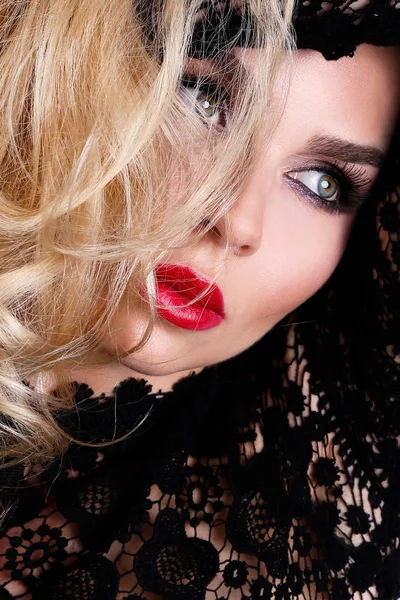 Belle femme blonde cheveux sexy très avec des yeux verts de lèvres rouges douces dans une coiffure sensuelle avec un look sexy et un maquillage sexy — Photo