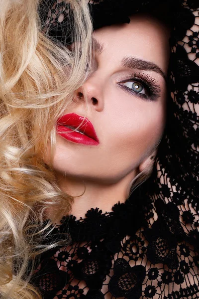 Bellissimi capelli biondi donna sexy molto con occhi verdi di dolci labbra rosse in un'acconciatura sensuale con un look sexy e trucco sexy — Foto Stock