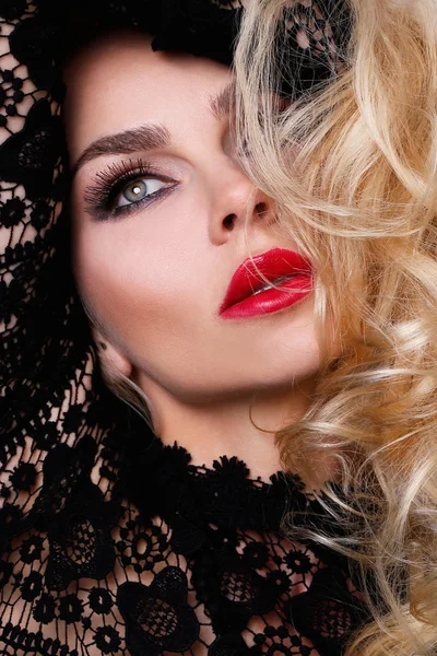 Bellissimi capelli biondi donna sexy molto con occhi verdi di dolci labbra rosse in un'acconciatura sensuale con un look sexy e trucco sexy — Foto Stock