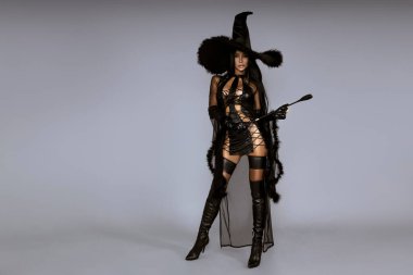 Cadı Cadılar Bayramı Seksi Cadı Cadı Cadı Cadı Cadı Cadı Cadı Dantelli Baştan çıkarıcı Kadın ve Cadı Şapkası ve Süpürgesi, Ürkütücü Sezonun Büyüleyici Fantezi Görünümü