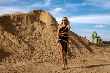Moda Sarışın Modeli Geleceğin Siyahi Seksi Kesme Elbisesi, Sunny Outdoor Editoryel 'de Kum Çölünde Kendinden emin Poz, Modern Moda Modeli, İlham ve Summer Vibes