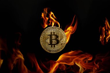 Ateş Üzerine Bitcoin: Alevlerdeki Sembolik Dijital Para Birimi, Kriptopara Krizi Konsepti, Kara Arkaplanda Yanan Kripto Parası, Sıcak Pazar, Çökme, Yatırım Felaketi, Dengesizlik