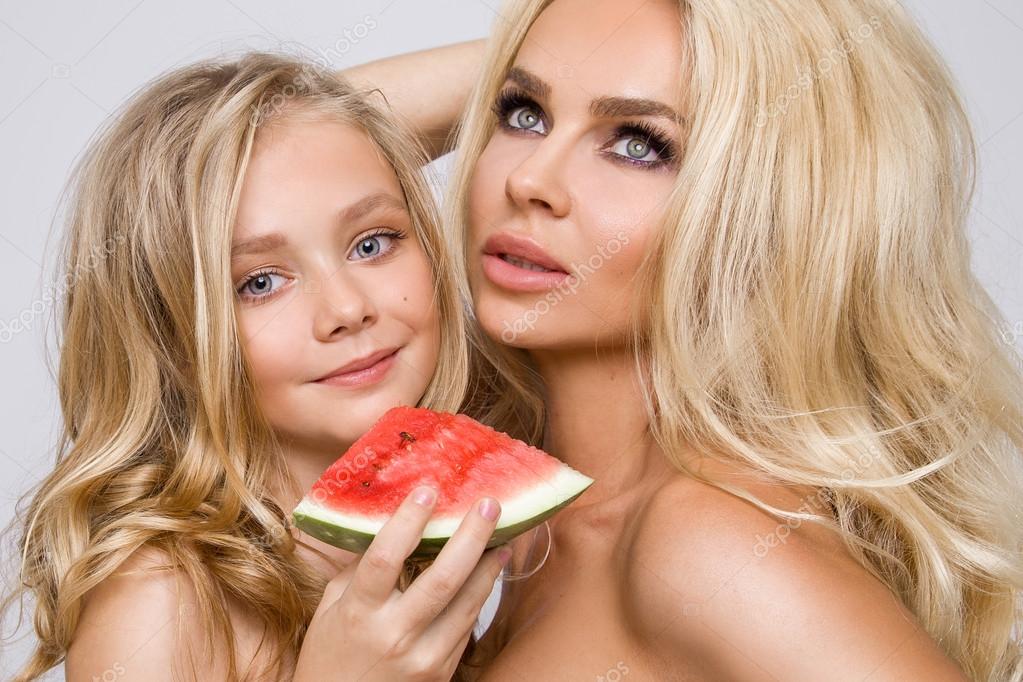 Naakte jonge blonde meisjes