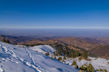 Kazakistan 'ın Alamty şehri yakınlarındaki Tian-Shan dağında harika güneşli bir gün. 