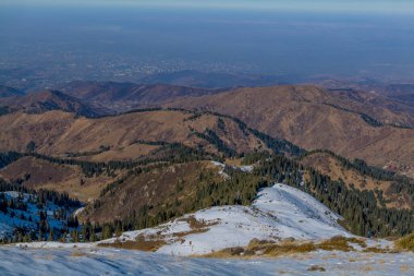 Kazakistan 'ın Alamty şehri yakınlarındaki Tian-Shan dağında harika güneşli bir gün. 