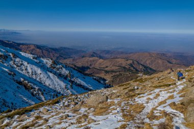 Kazakistan 'ın Alamty şehri yakınlarındaki Tian-Shan dağında harika güneşli bir gün. 
