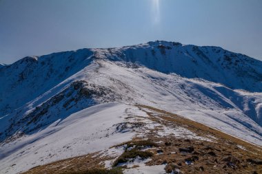 Kazakistan 'ın Alamty şehri yakınlarındaki Tian-Shan dağında harika güneşli bir gün. 
