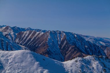 Kazakistan 'ın Alamty şehri yakınlarındaki Tian-Shan dağında harika güneşli bir gün. 