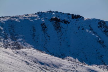 Kazakistan 'ın Alamty şehri yakınlarındaki Tian-Shan dağında harika güneşli bir gün. 