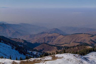 Kazakistan 'ın Alamty şehri yakınlarındaki Tian-Shan dağında harika güneşli bir gün. 