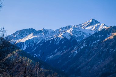 Kazakistan 'ın Alamty şehri yakınlarındaki Tian-Shan dağında harika güneşli bir gün. 