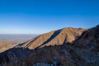 Kazakistan 'ın Alamty şehri yakınlarındaki Tian-Shan dağında harika güneşli bir gün. 