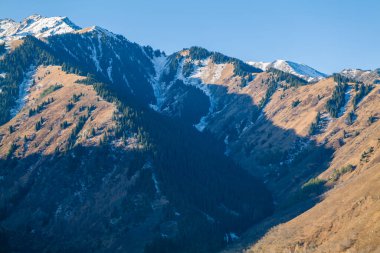 Kazakistan 'ın Alamty şehri yakınlarındaki Tian-Shan dağında harika güneşli bir gün. 