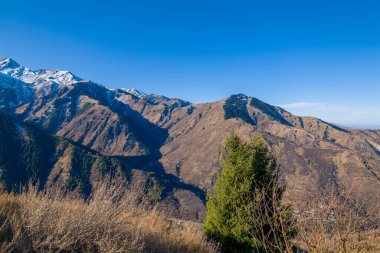 Kazakistan 'ın Alamty şehri yakınlarındaki Tian-Shan dağında harika güneşli bir gün. 