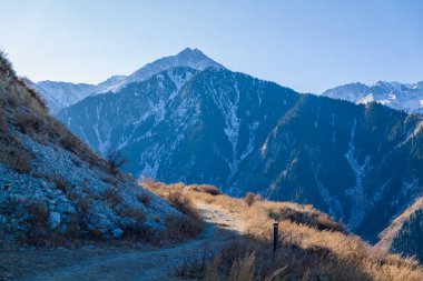 Kazakistan 'ın Alamty şehri yakınlarındaki Tian-Shan dağında harika güneşli bir gün. 