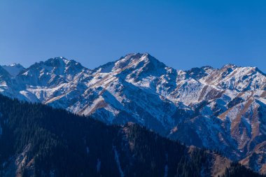 Kazakistan 'ın Alamty şehri yakınlarındaki Tian-Shan dağında harika güneşli bir gün. 