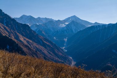Kazakistan 'ın Alamty şehri yakınlarındaki Tian-Shan dağında harika güneşli bir gün. 