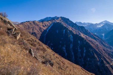 Kazakistan 'ın Alamty şehri yakınlarındaki Tian-Shan dağında harika güneşli bir gün. 