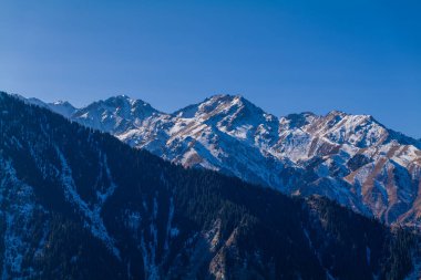 Kazakistan 'ın Alamty şehri yakınlarındaki Tian-Shan dağında harika güneşli bir gün. 