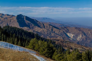 Kazakistan 'ın Alamty şehri yakınlarındaki Tian-Shan dağında harika güneşli bir gün. 
