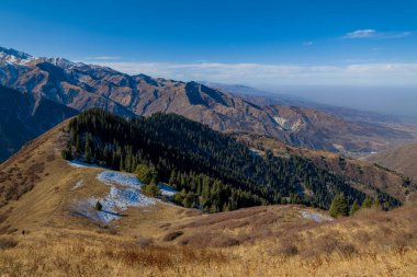 Kazakistan 'ın Alamty şehri yakınlarındaki Tian-Shan dağında harika güneşli bir gün. 