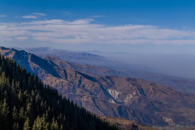 Kazakistan 'ın Alamty şehri yakınlarındaki Tian-Shan dağında harika güneşli bir gün. 