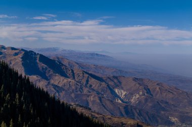 Kazakistan 'ın Alamty şehri yakınlarındaki Tian-Shan dağında harika güneşli bir gün. 