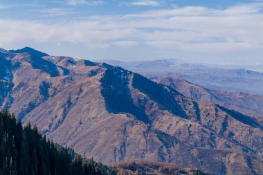 Kazakistan 'ın Alamty şehri yakınlarındaki Tian-Shan dağında harika güneşli bir gün. 