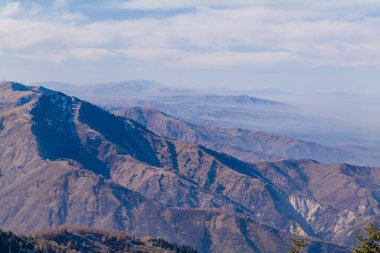 Kazakistan 'ın Alamty şehri yakınlarındaki Tian-Shan dağında harika güneşli bir gün. 