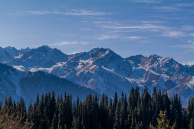 Kazakistan 'ın Alamty şehri yakınlarındaki Tian-Shan dağında harika güneşli bir gün. 