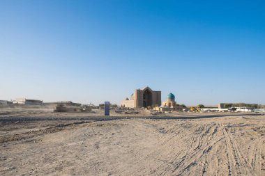 Çöldeki binanın inşaatı.