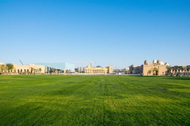 Şehirdeki eski binanın gündüz manzarası