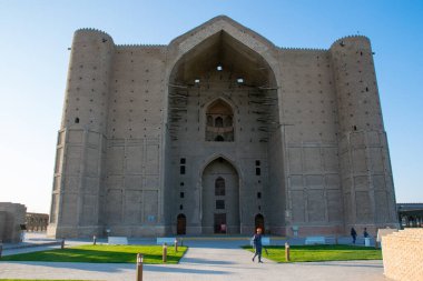 Şehirdeki eski binanın gündüz manzarası