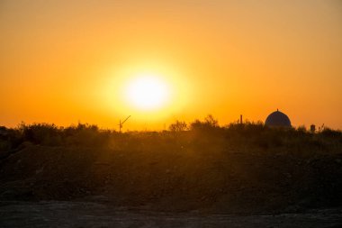 Nehir üzerinde gün batımı manzarası, doğa konsepti.