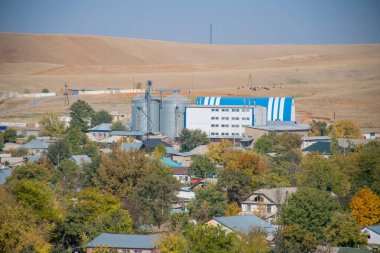 Gündüz vakti kule ve şehir manzarası