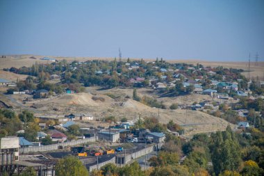 Gündüz vakti kule ve şehir manzarası
