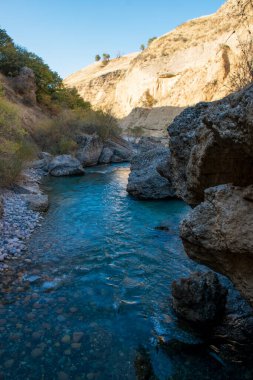 Sonbahar mevsiminde dağ nehri manzarası, seyahat kavramı 
