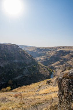 Sonbahar mevsiminde dağ nehri manzarası, seyahat kavramı 
