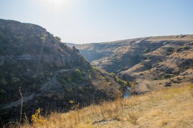 Sonbahar mevsiminde dağ nehri manzarası, seyahat kavramı 