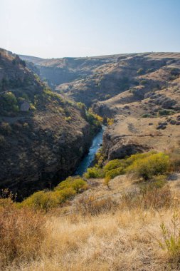 Sonbahar mevsiminde dağ nehri manzarası, seyahat kavramı 