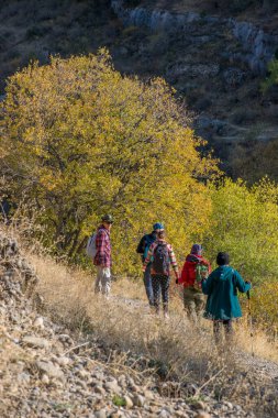 Aksu-Zhabagly, Kazakistan - Ekim 2020: Turistler Kazakistan 'ın güneyindeki Aksu-Zhabagly Nature Reserve' de Aksu Kanyonu 'nda yürüyüş yaptılar 