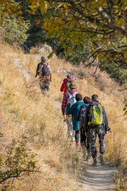 Aksu-Zhabagly, Kazakistan - Ekim 2020: Turistler Kazakistan 'ın güneyindeki Aksu-Zhabagly Nature Reserve' de Aksu Kanyonu 'nda yürüyüş yaptılar 
