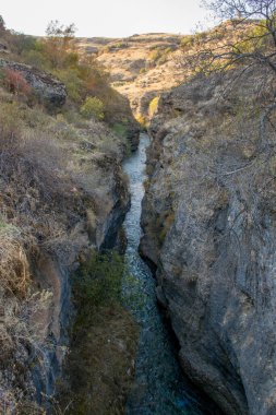 Sonbahar mevsiminde dağ nehri manzarası, seyahat kavramı 
