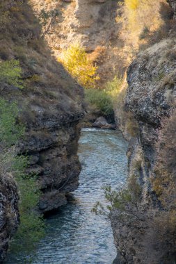Sonbahar mevsiminde dağ nehrinin manzarası, seyahat konsepti 